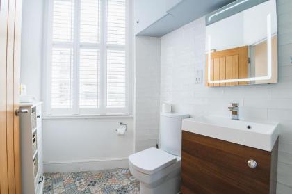 Pass the Keys - Modern & Stylish Garden Home in Islington - image 30