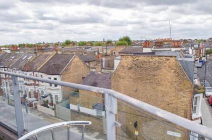 Luxurious 2 Bedroom Penthouse With Balcony - image 14