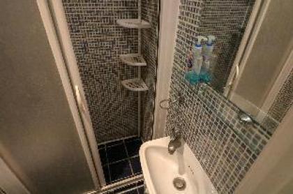 Flat 10 · Cosy Split level APT Hyde Park - image 11