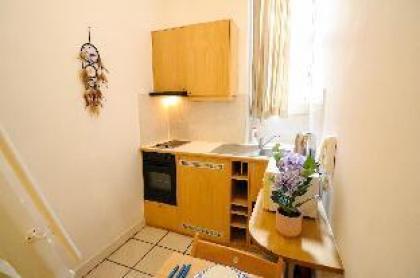 Flat 10 · Cosy Split level APT Hyde Park - image 5