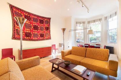 Stunning 2 Bedroom House in South Kensington - image 3