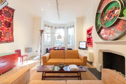 Stunning 2 Bedroom House in South Kensington - image 5