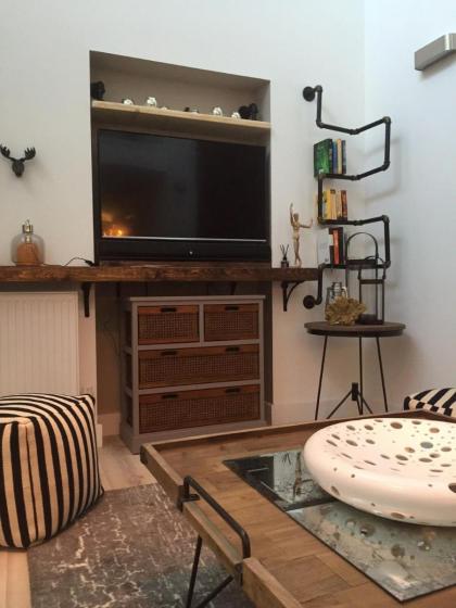 Spacious 1 Bedroom Split Level Old Pub Conversion Tower Bridge