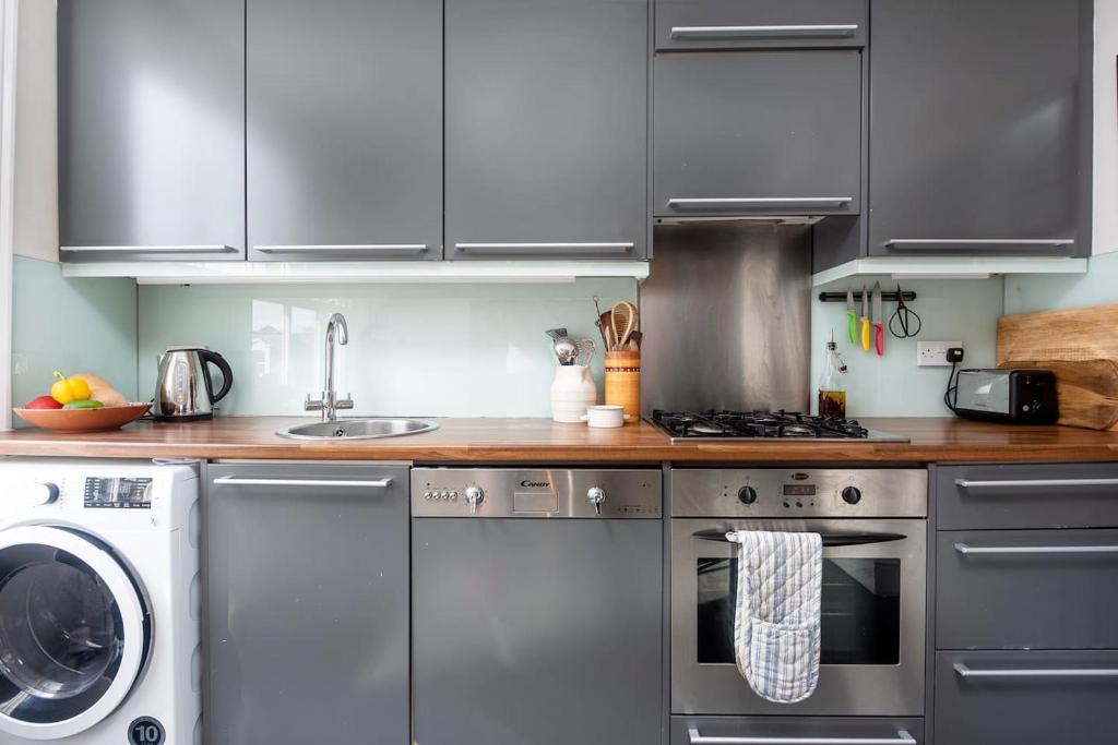 Short Term Let in Fulham - image 4