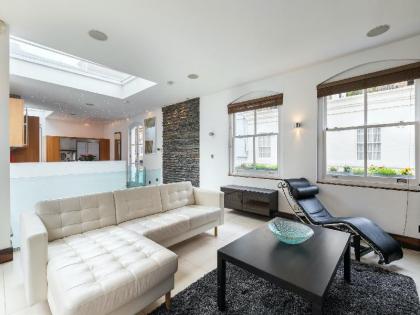 Spacious 2 bedroom Mews House  Garden  Spa