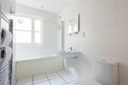 The Kensington Palace Mews - Bright & Modern 6BDR House with Garage - image 3