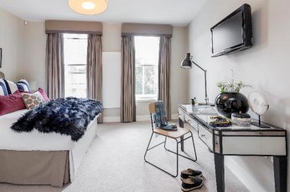 Stunning Artist 2BR Flat on Kensington High Street