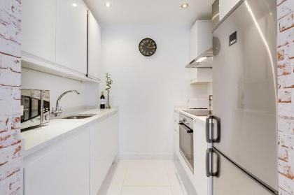 (h3) Monochrome Style at an Ubercool Apartment