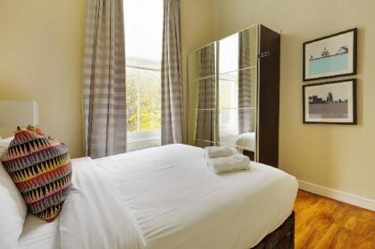 Bright 2 Bedroom Apt  Garden in South Kensington.