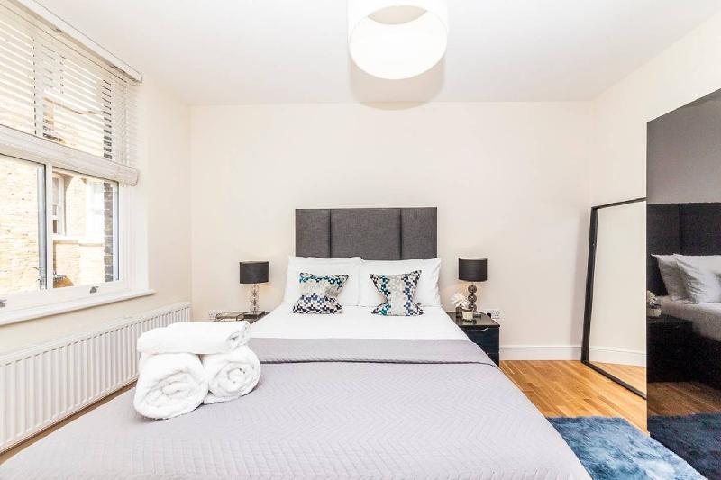 Modern Two Bedroom Apartment in Hammersmith - 207A - image 5