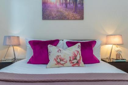 Modern Two Bedroom Apartment in Hammersmith - 203A - image 15