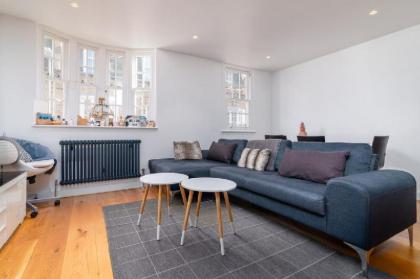 Mews House - Spacious 2BR in West Kensington