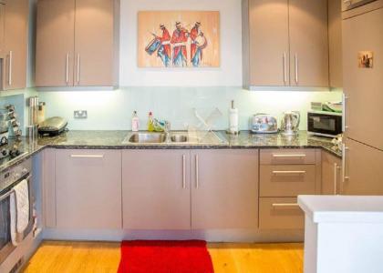 Centrally located spacious flat with amazing views London 