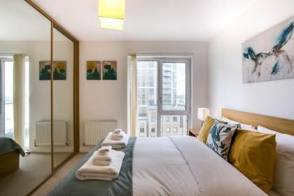 2-Bdr Apartment with Balcony by The Thames - image 8