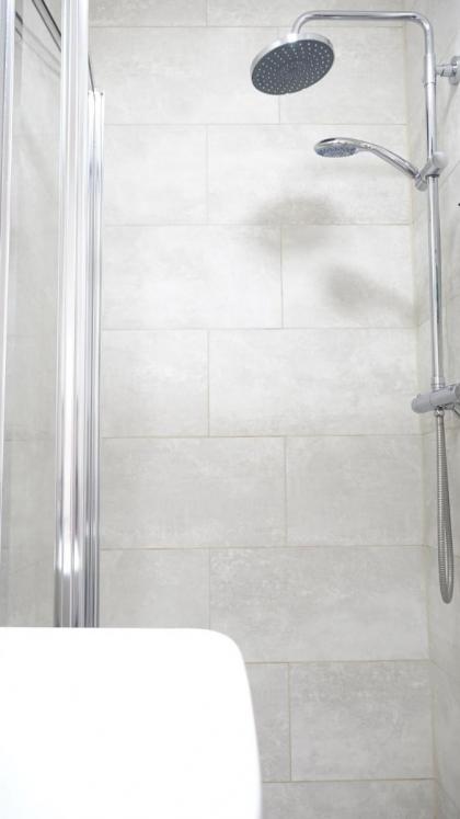 Heathrow Ensuite Rooms - image 7