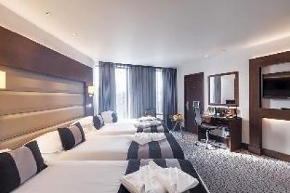 Park Grand London Heathrow - image 21