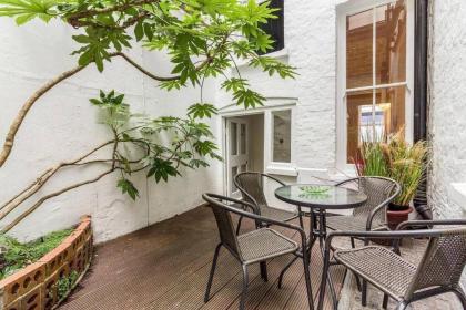 Spacious Soho Home On Quaint Cobbled Street London 