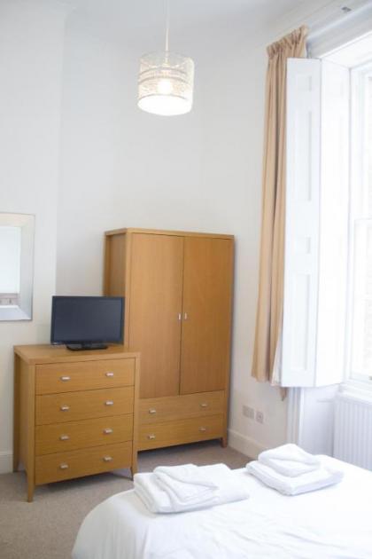 Larger Groups Excel Canary Wharf Apartments with Parking - image 11