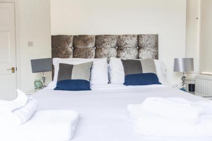 Larger Groups Excel Canary Wharf Apartments with Parking - image 3
