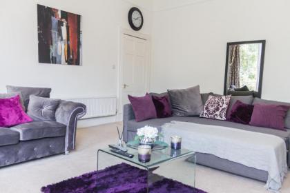 Larger Groups Excel Canary Wharf Apartments with Parking - image 8