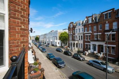 GuestReady - West Kensington Home wBalcony - image 23