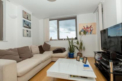 2 Bedroom East London Apartment With Amazing Views
