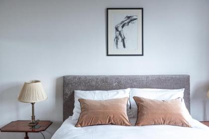 Stylish Art Deco 1 bedroom in West London - image 15