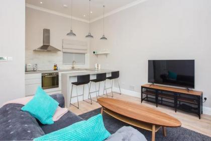 Modern & Spacious 1 Bedroom Apartment in London - image 22