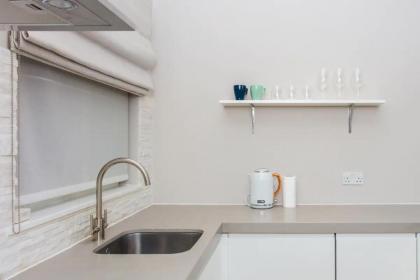 Modern & Spacious 1 Bedroom Apartment in London - image 25