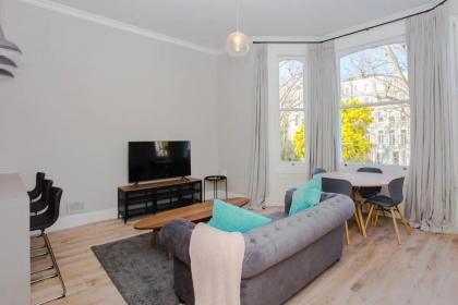 Modern & Spacious 1 Bedroom Apartment in London - image 26