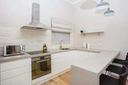 Modern & Spacious 1 Bedroom Apartment in London - image 27
