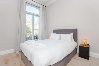 Modern & Spacious 1 Bedroom Apartment in London - image 29