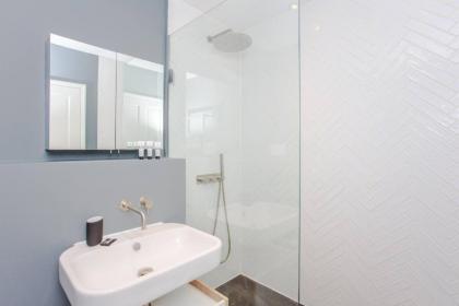 Modern & Spacious 1 Bedroom Apartment in London - image 30