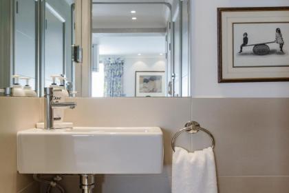 Beautiful 2 Bedroom 2 Bath Flat in South Kensington - image 21