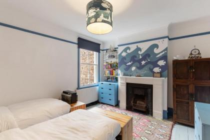 Lovely 4-Bedroom House near Portobello - image 23
