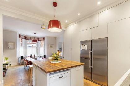 Lovely 4-Bedroom House near Portobello - image 25