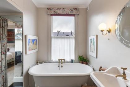 Lovely 4-Bedroom House near Portobello - image 26