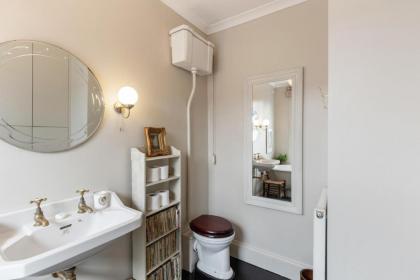Lovely 4-Bedroom House near Portobello - image 27