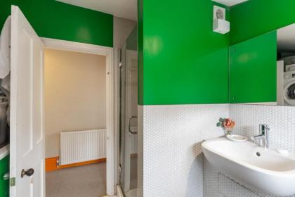 Lovely 4-Bedroom House near Portobello - image 30
