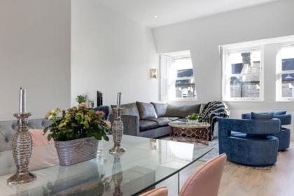 Lovely Newly-Renovated 3 Bedroom Apartment in Fulham