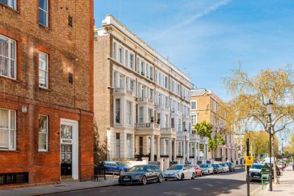 Stunning Home near Earl's Court by UndertheDoormat - image 30