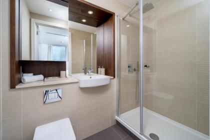 Luxurious Spacious 2Bed Flat in Canary Wharf w/views of River Thames - image 24