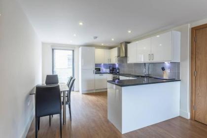Bright and Modern 3 Bed Apartment Hyde Park Central London - image 24