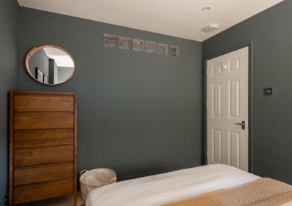 The Heart of Shepherds Bush - Modern 2BDR Apartment with Garden - image 23