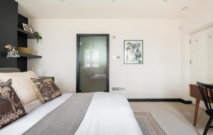 The Heart of Shepherds Bush - Modern 2BDR Apartment with Garden - image 24