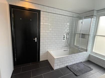 Luxury Apartment in Belsize Park - image 26