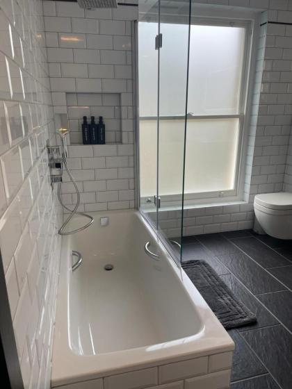 Luxury Apartment in Belsize Park - image 27