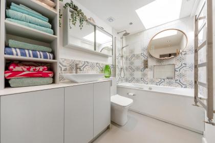 Veeve - Cosy in the Heart of Angel - image 21