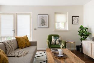 The Bow Mews - Modern & Bright 2BDR Apartment with Patio - main image