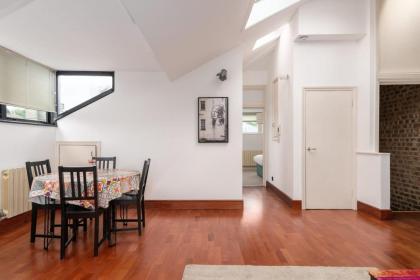 GuestReady - Sunny Top Floor Flat with views - image 13